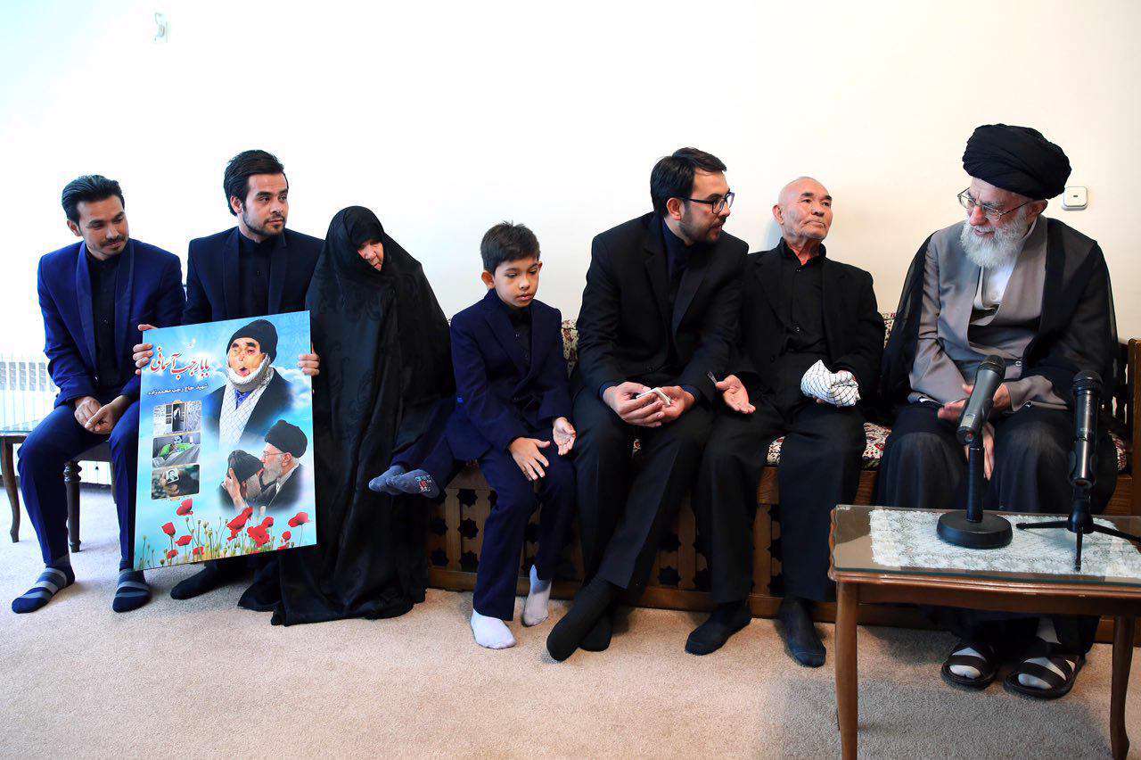 خانواده جانباز شهید رجب محمدزاده پيش از ظهر امروز با رهبر انقلاب ديدار كردند